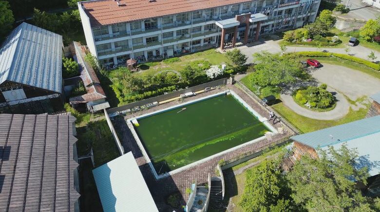 「戸隠地質化石博物館」のプール