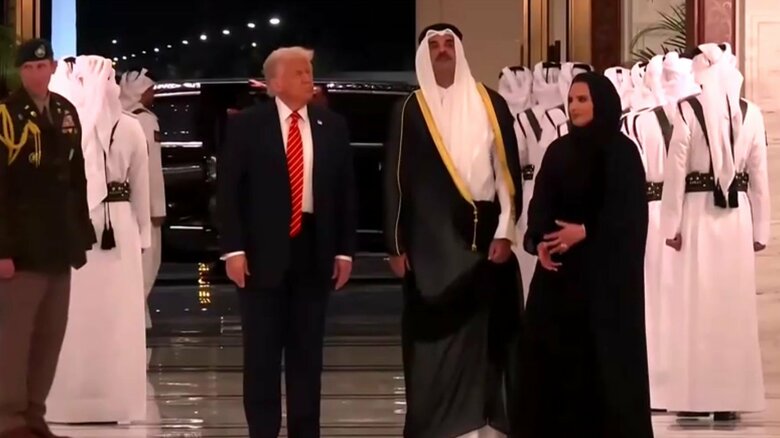 トランプ大統領とタミーム・ビン・ハマド・アール・サーニ首長（右）（5月14日・ドーハ）