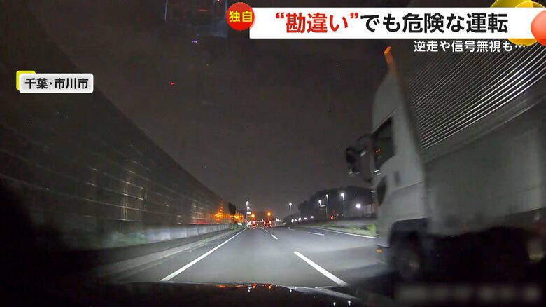突然目の前に現れた逆走する黒い軽自動車（15日午後3時過ぎ、埼玉・嵐山町の国道）