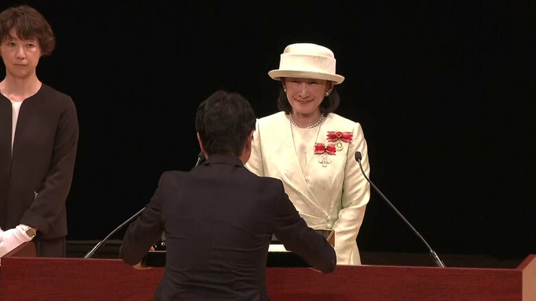 第61回献血運動推進全国大会で賞状を渡される紀子さま