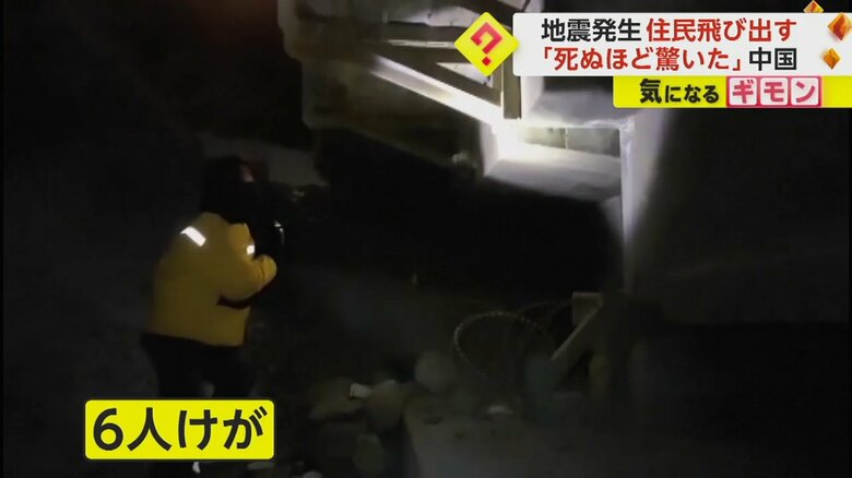 ライトで照らしながら捜索する消防隊員