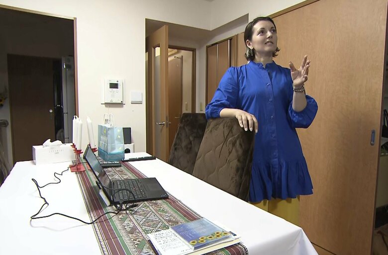 服装はウクライナ国旗の色でコーディネート