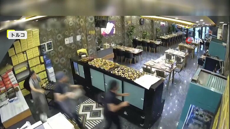 天井が崩落し始め、逃げ惑う店内にいた人たち