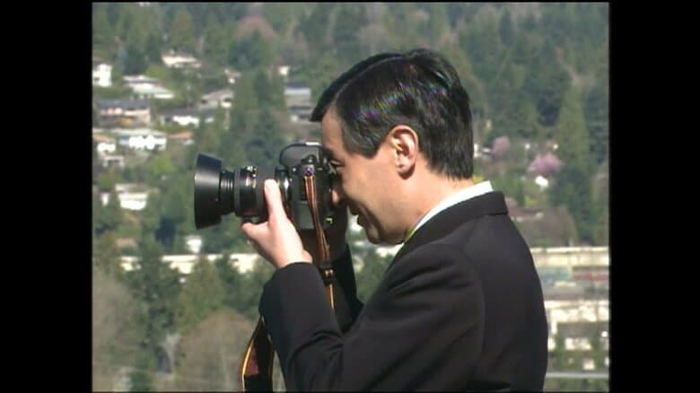 展望台から景色を撮影される皇太子さま