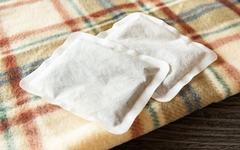 厚手の衣類や毛布、寝袋、カイロを用意しておくと停電中でも寒さをしのげる