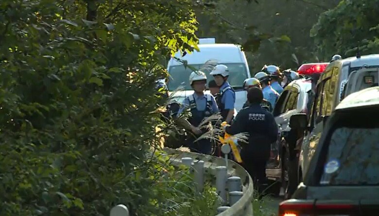 行方不明の女性を捜索する警察