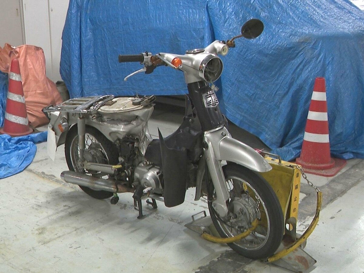 直線道路で後ろからか...国道でバイクが車にはねられ運転していた20代位の男性が死亡 車の運転手を現行犯逮捕