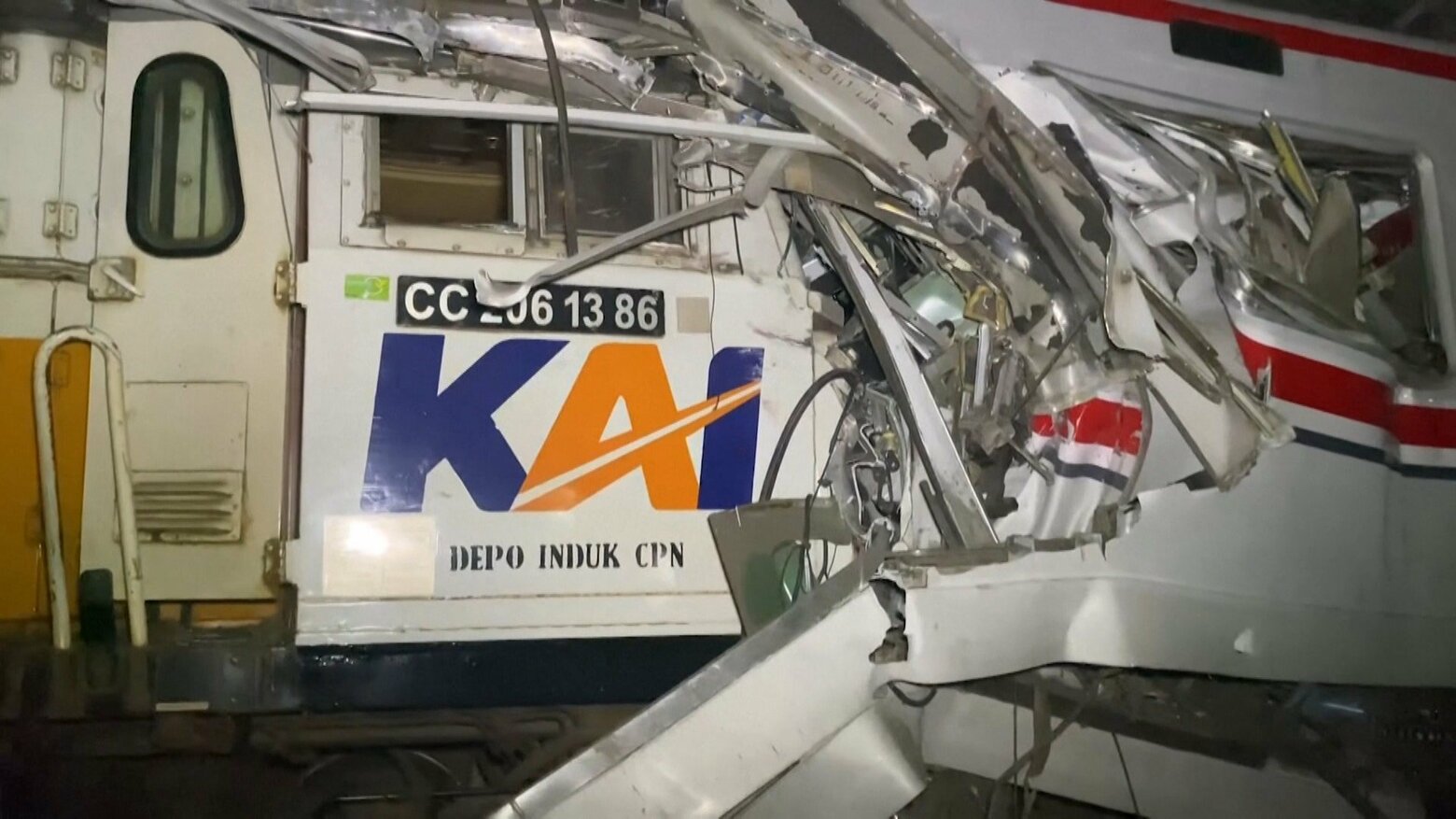 駅で停車中の通勤列車に長距離列車が追突 4人死亡38人搬送 インドネシア・ジャカルタ近郊|FNNプライムオンライン