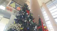 交通安全の願い込めて…警察署に一風変わったＸマスツリー　光るものは夜間に身を守る「アレ」【岡山】