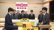棋王戦第3局に向け藤井聡太棋王と増田康宏八段が将棋盤や駒などを確認　勝者がタイトルへ王手　新潟市