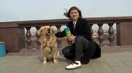ロシアで生放送中に突然 マイクくわえて犬が逃走!?