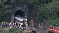 線路に転落 車の運転手を拘束 台湾 列車脱線事故