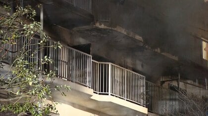 団地4階から出火…住民の男女2人けが　消防車18台出動し約3時間半後に鎮火　神奈川・三浦市