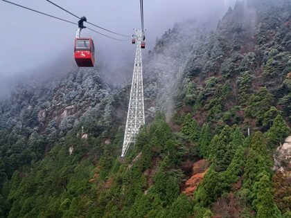 御在所岳が今季初の雪化粧　初雪・初冠雪　樹氷も観測