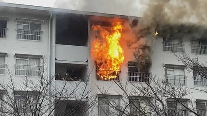 「爆発音がして黒煙が…」5階建ての集合住宅で火事 4階の部屋の焼け跡から性別不明の1人の遺体見つかる