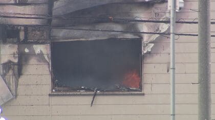 【周辺には保育園なども…】「本物の火事でびっくりした」共同住宅で”爆発音”を伴う火災…住人の70代女性が手と背中にやけどを負い病院に搬送―約5時間半後に消火〈札幌市西区〉