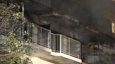 団地4階から出火…住民の男女2人けが　消防車18台出動し約3時間半後に鎮火　神奈川・三浦市