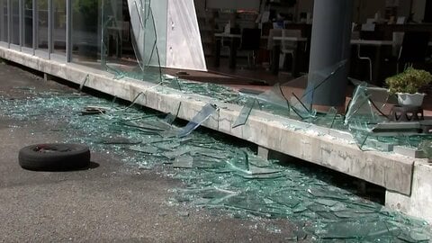 「地鳴りみたいな音」青森県で震度6強　ショールームの全面ガラス粉々、ビルの外壁崩落、東北新幹線では停電も