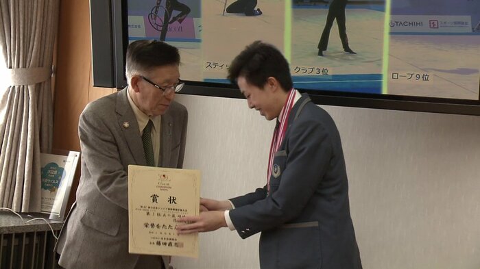 佐竹知事に全国4位を報告する五十嵐選手