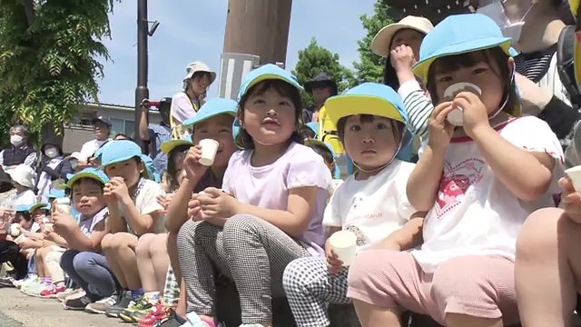 沿道には近くの園児たちの姿も