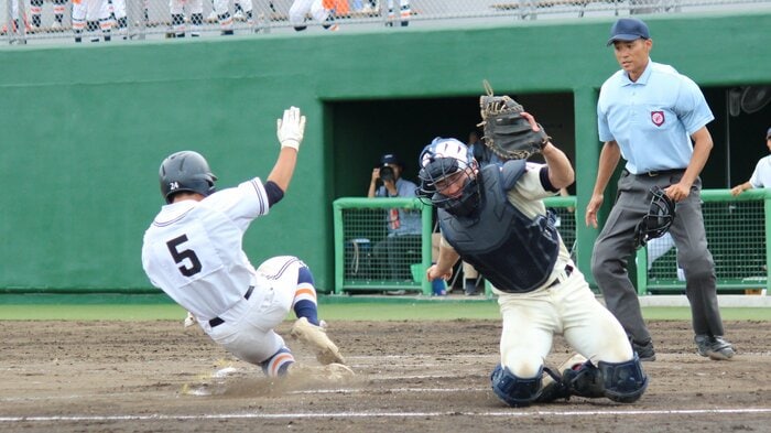 7回裏、2点タイムリーで生還した佐藤利哉選手