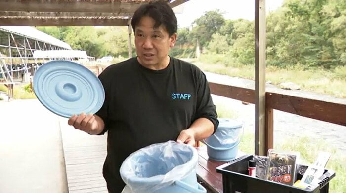 バケツを配布して食べ残しなどを捨てるよう呼びかけている