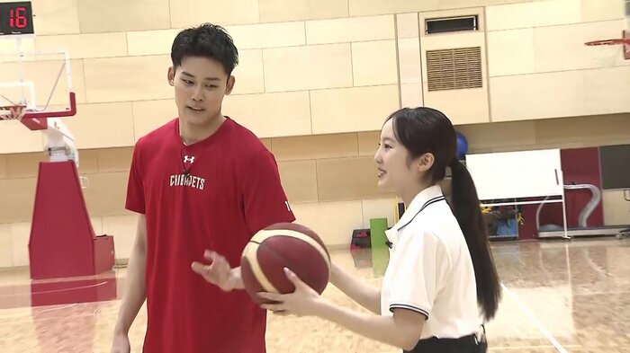 優しく手ほどきする金近選手