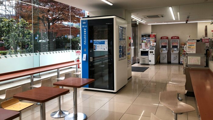 今回の店舗ではイートインスペースの一角に設置(提供:テレキューブサービス)