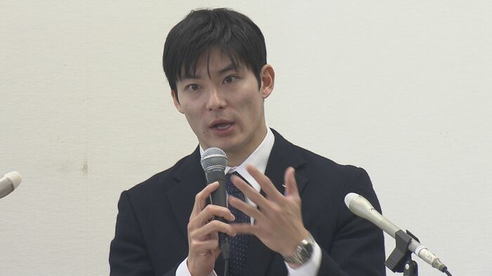 初の定例会見に臨む石田嵩人知事（36）