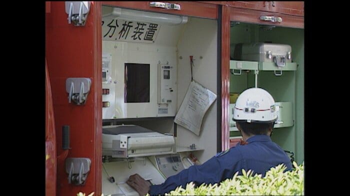 臨場した消防車両には「分析装置」の文字が 1995年3月20日