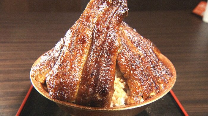 山盛りウナギの「富士うな丼」は税込み5500円