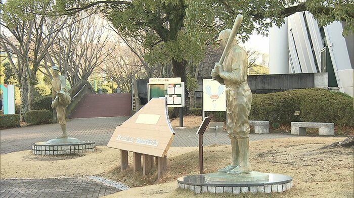 伝説の名勝負の舞台としても知られる草薙球場