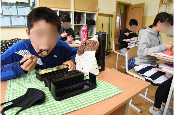 日本人学校の昼食は会話なしの「黙食」(6月)