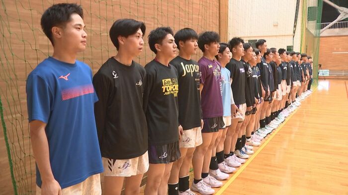 コートへの一礼から練習が始まる花巻東（男子）