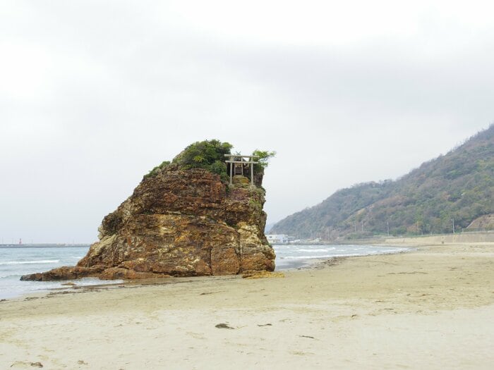 岩の上に立つ鳥居が印象的な「稲佐の浜」