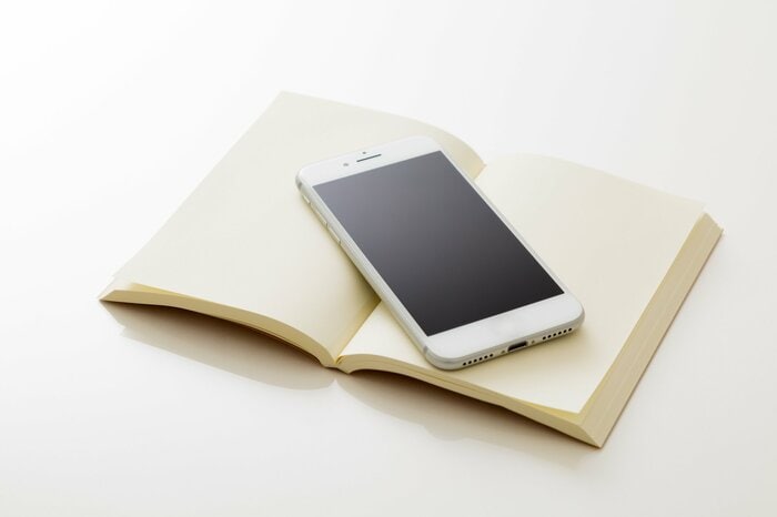 イメージ(紙の本とスマホ)
