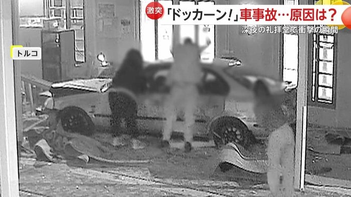車の屋根をバンバンたたく人物(IHA)