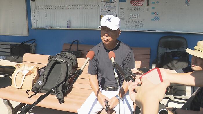 記者団の取材に応じる馬淵監督