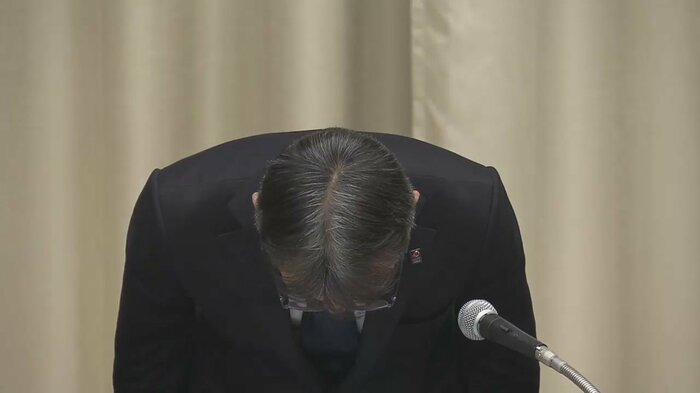会見で謝罪する白川儀一社長