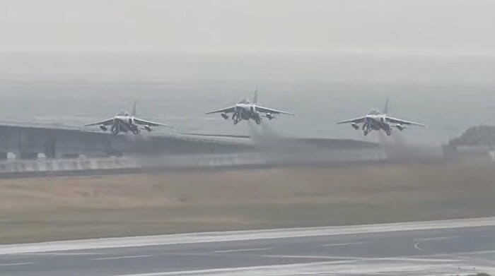 13日に一度離陸したブルーインパルス