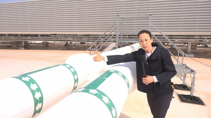 屋上の冷却装置には冷却液を運ぶ双方向のパイプ