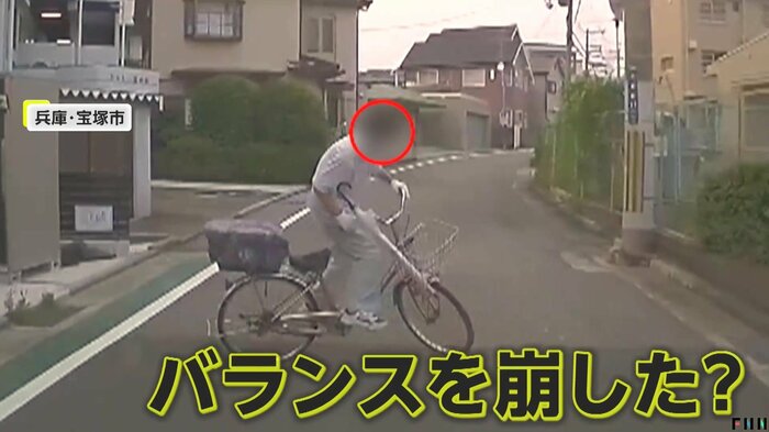 ふらりと車道に飛び出す自転車(視聴者提供)
