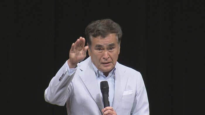 高知での講演ではおなじみの軽妙なトークで観客を沸かせた