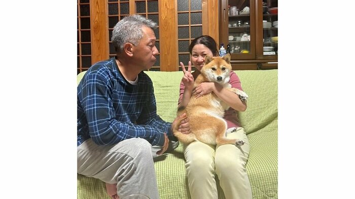 むぎちゃんを抱っこしたいお父さんは、尻尾をつかんでいる…