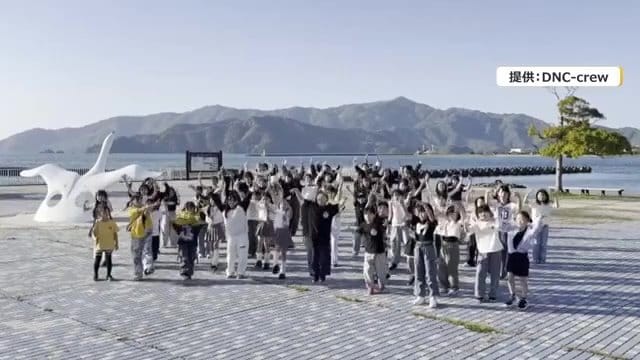 さばうちゅダンスを踊る市民たち