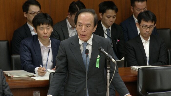閉会中審査で政策決定の背景を説明した植田総裁