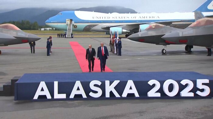 米露両大統領の左右にはアメリカ空軍F-22A戦闘機が並ぶ