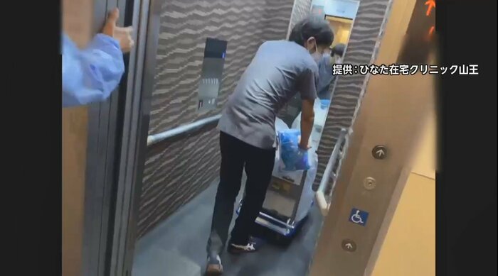 ひなた在宅クリニック山王・田代院長の携帯電話には、ひっきりなしに往診依頼が・・・