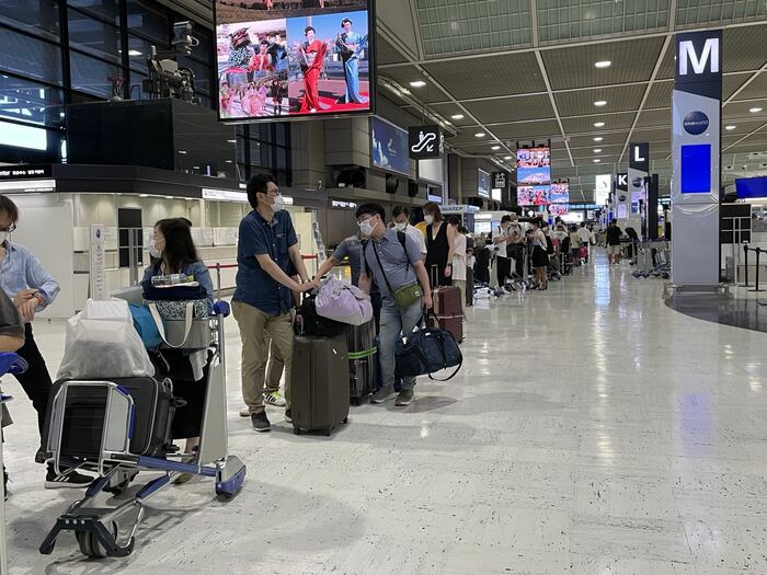 成田空港では搭乗手続きに長蛇の列(2022年7月28日午前6時半頃)
