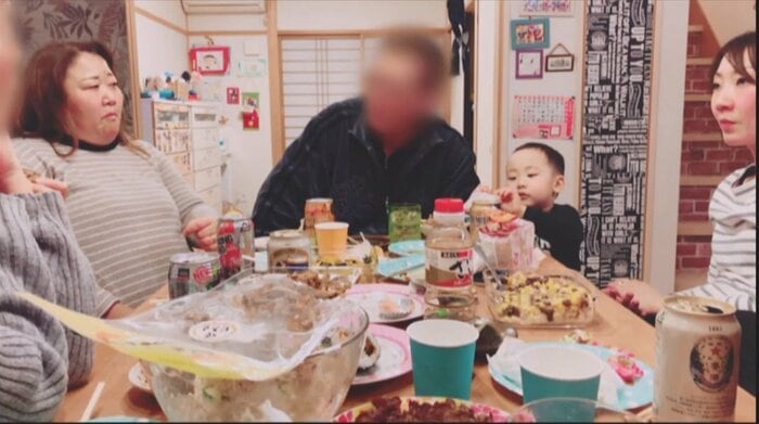赤堀容疑者(一番左)、碇利恵容疑者(一番右)、碇翔士郎ちゃん(右から2番目)
